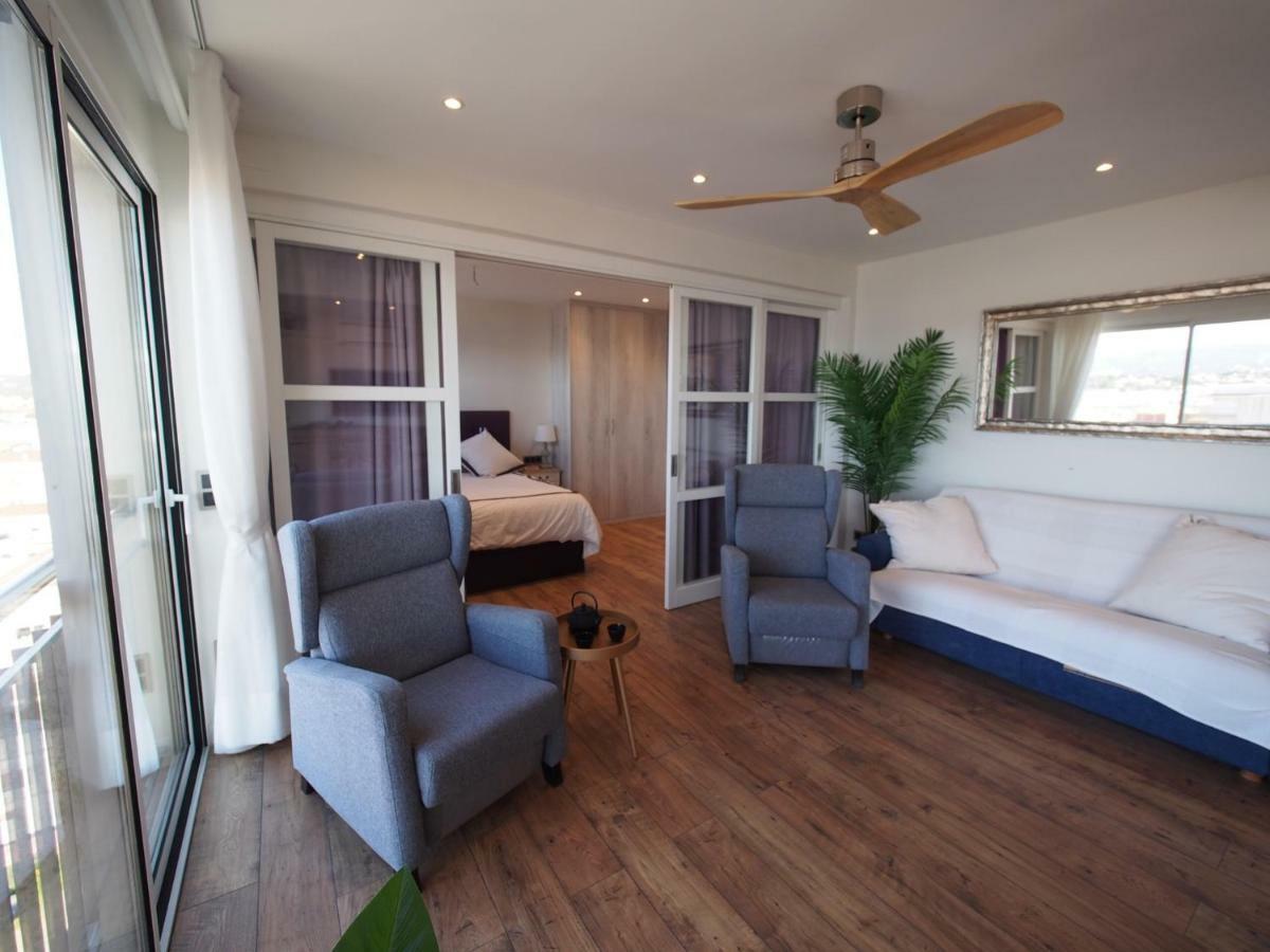 Seafront Apartment In 팔라모스 외부 사진