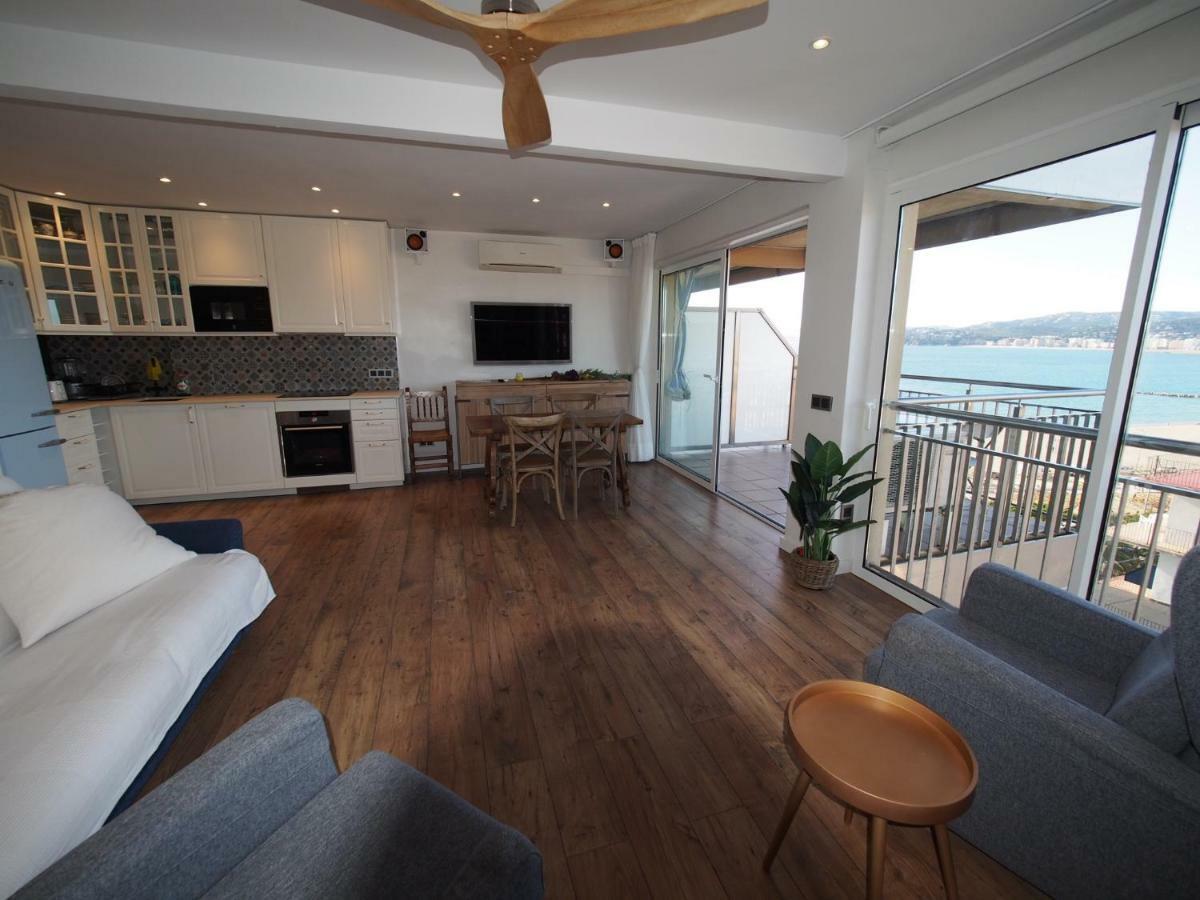 Seafront Apartment In 팔라모스 외부 사진