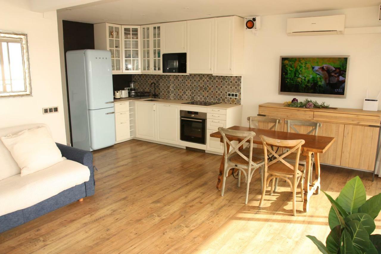 Seafront Apartment In 팔라모스 외부 사진