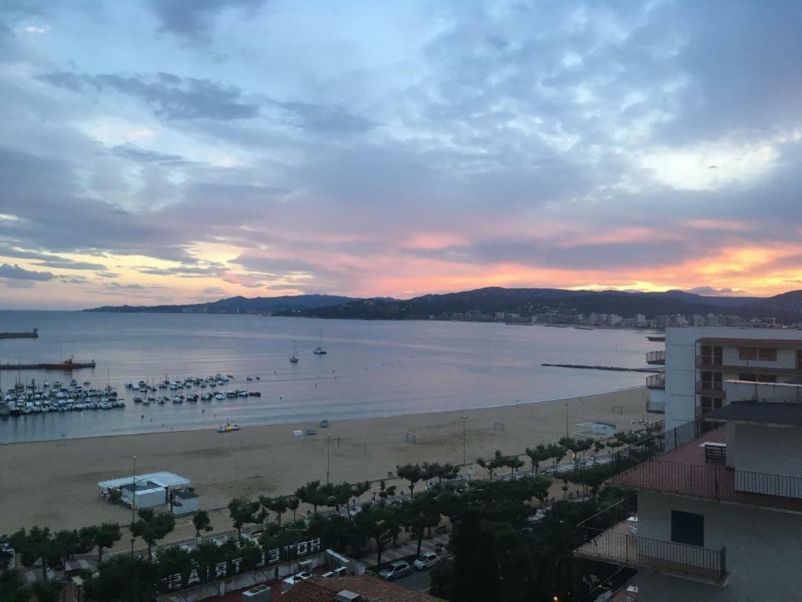 Seafront Apartment In 팔라모스 외부 사진